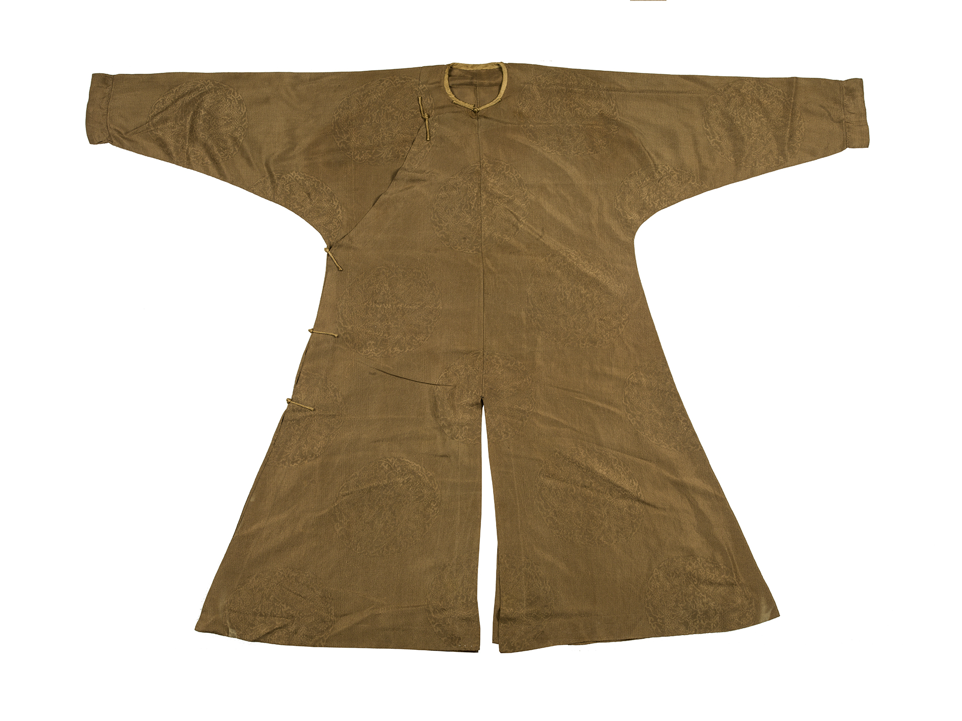 浅烟色暗花罗团龙大襟便服袍     藏品信息 藏品