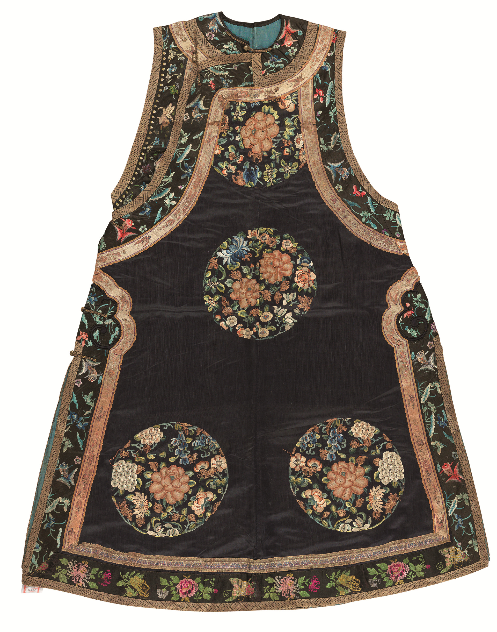 蓝缎地打子平金绣八团花大襟褂襕     藏品信息 藏品类型:织绣 年代