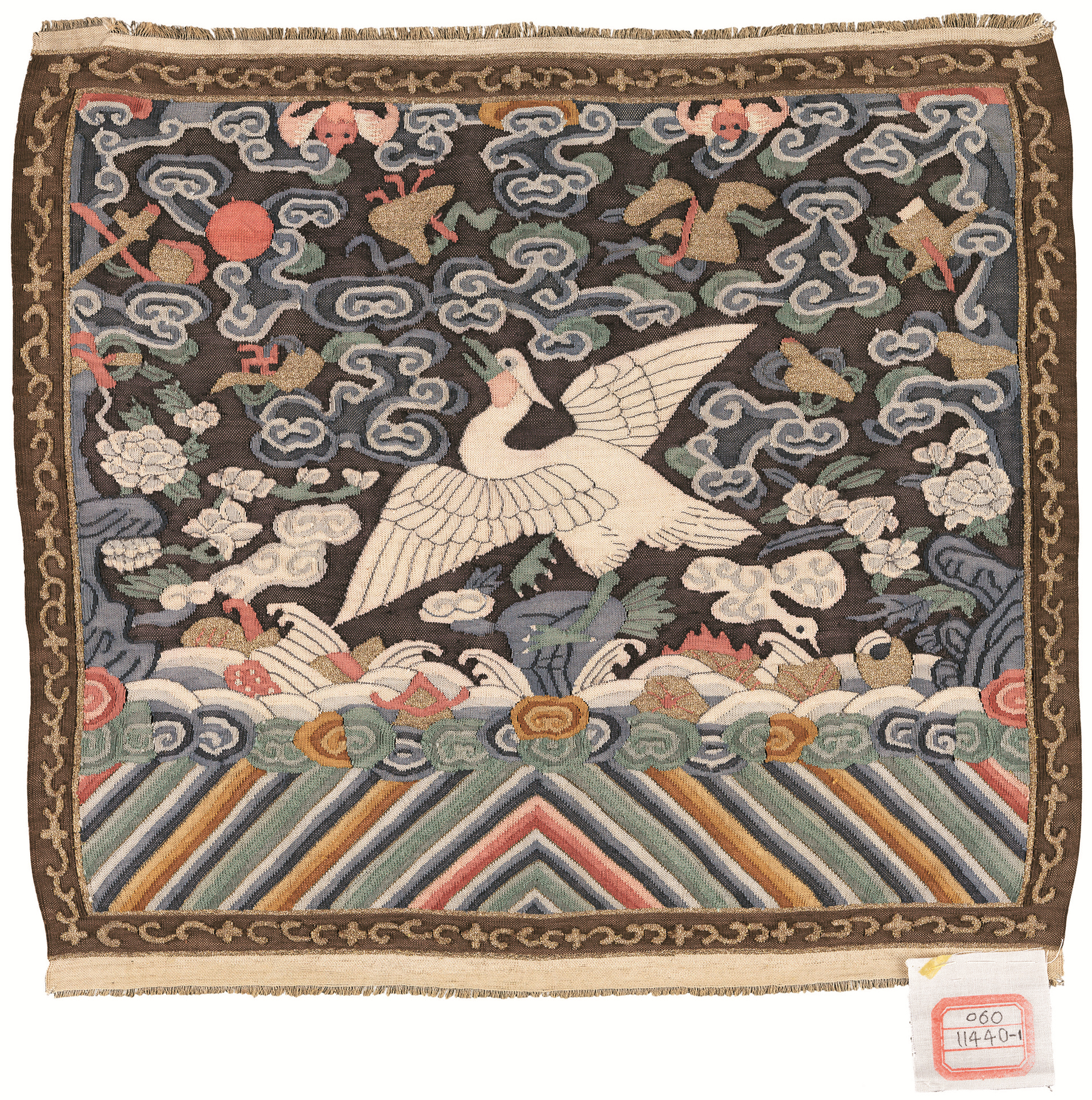 青地缂丝练鹊补子     藏品信息 藏品类型:织绣 尺寸:高30宽32